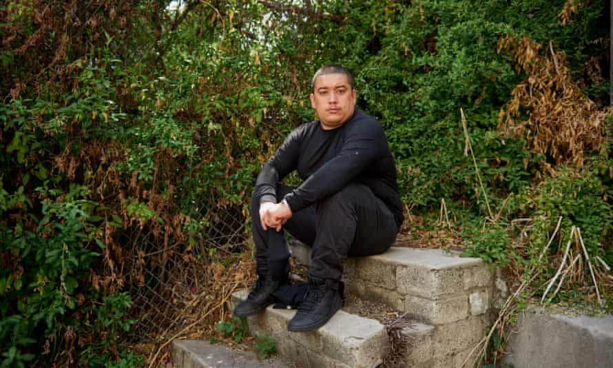 Alejandro Roldan pentru The Guardian Alejandro Roldan, un angajat în ospitalitate, a fotografiat în Los Angeles cu fostul său loc de muncă, Chateau Marmont, în fundal, pe 06/06/21. Adresa: 8221 Sunset Blvd, Los Angeles, CA 90046. CREDIT: Damon Casarez pentru The Guardian.