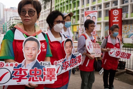 المؤيدون السياسيون يحملون لافتات لمرشحهم المختار.