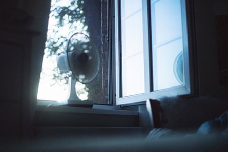 Lorsque l'air extérieur est plus frais que l'air de votre maison, placez un ventilateur près d'une fenêtre ouverte pour le faire entrer.