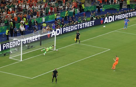 Netherlands' Teun Koopmeiners finds the bottom corner with pace to get Netherlands up and running.