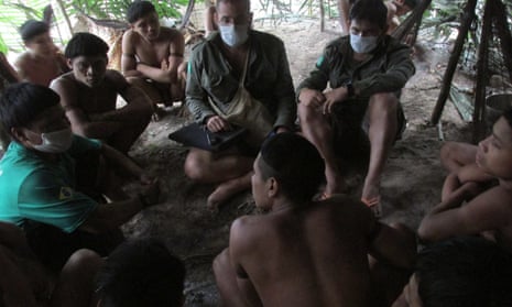 Beto Marubo and Bruno Pereira speaking with the Indigenous peoples of the Korubo tribe in the Javari valley, in 2015.