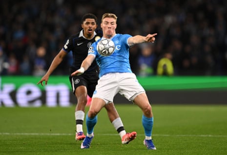 Rasmus Hojlund of Napoli controls the ball whilst under pressure from Wesley Fofana of Chelsea.