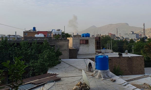 El humo sale de una casa después de un ataque con aviones no tripulados estadounidenses en el área de Sherpur en Kabul, el domingo.