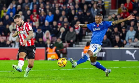 Adam Armstrong scores against Everton for Southampton.
