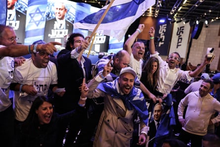 A crowd of Netanyahu supporters celebrate.