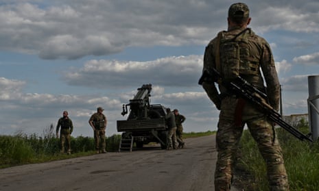 نظامیان اوکراینی یک سامانه راکتی را برای شلیک به سمت نیروهای روسی در نزدیکی خط مقدم در منطقه زاپوریژژیا آماده می کنند.