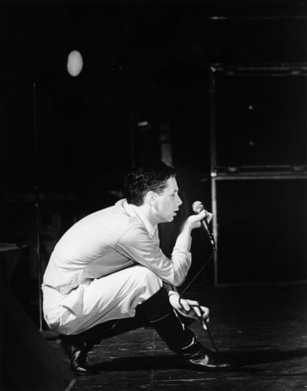 Jim Kerr performing live.