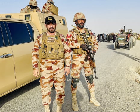 Fuerzas militares paquistaníes realizando operaciones fronterizas a lo largo de la frontera de Afganistán