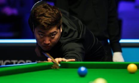 Yan Bingtao lines up a shot during the Scottish Open in November