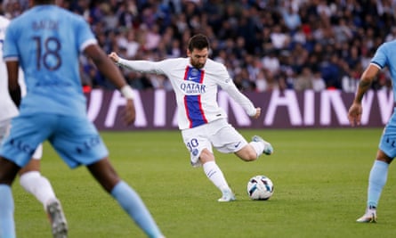 Lionel Messi frappe de loin pour ramener le PSG à niveau face à Troyes.