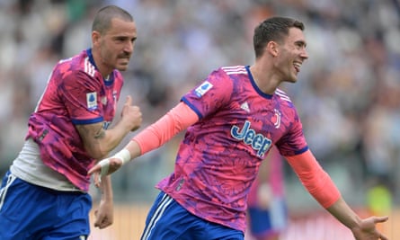 Dusan Vlahović (derecha) celebra el gol de la victoria de la Juventus.