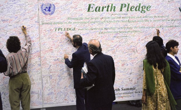 Delegates sign at Rio sign the Earth Pledge