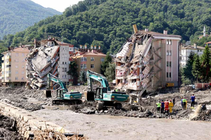 Les travaux d'enlèvement de l'épave et de la boue se poursuivent après les crues soudaines mortelles dans le district de Bozkurt à Kastamonu, en Turquie