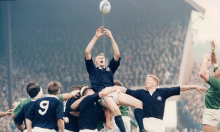 Doddie Weir remportant l'alignement lors d'un match Ecosse contre Irlande lors de la Coupe du monde de rugby de 1991.
