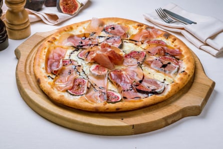 Pizza with figs and parma ham