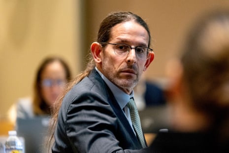 Esperti che esaminano i dati della ricerca