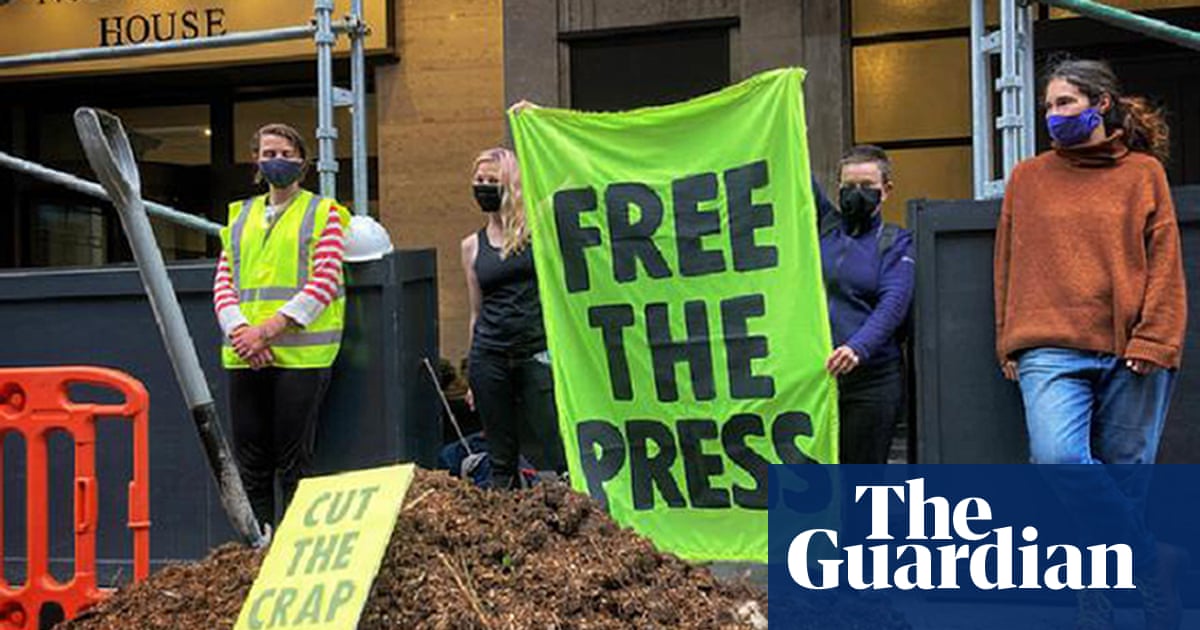 XR protesters arrested after dumping manure outside Daily Mail offices