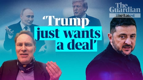 Ukrainische Soldaten verteidigen Stellungen mit zerstörten Gebäuden im Hintergrund