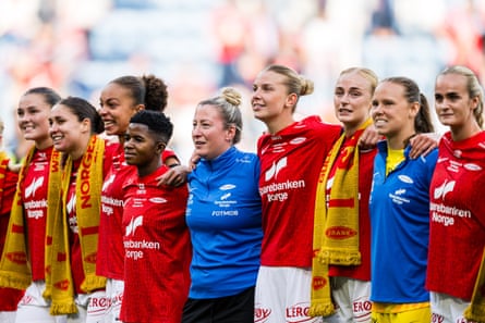 Laura Kaminski with Brann players after winning the cup final