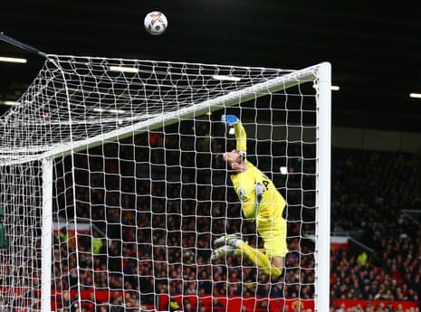 Tottenham Hotspur-keeper Hugo Lloris snur et skudd fra Manchester Uniteds Fred.