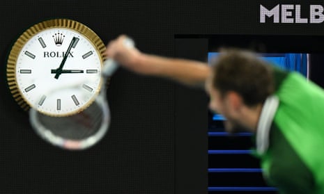 Daniil Medvedev in Aktion, während die Uhr nach 3 Uhr morgens zeigt, während seines Spiels gegen Emil Ruusuvuori bei den Australian Open im Melbourne Park