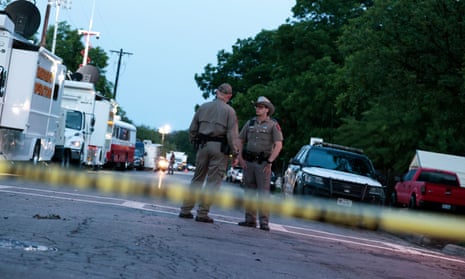 Police and investigators continue to work at the scene of a mass shooting at the Robb Elementary School in Uvalde, Texas on 25 May 2022. 