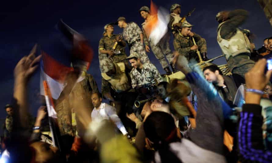 Manifestantes y soldados celebran juntos en la plaza Tahrir, Cario, el 11 de febrero de 2011 tras el anuncio de la dimisión de Hosni Mubarak.