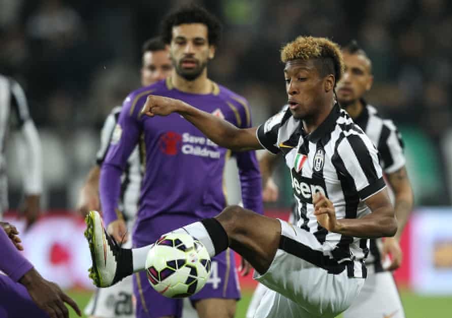 Kingsley Coman juega para la Juventus en 2015, con Mohamed Salah de la Fiorentina.