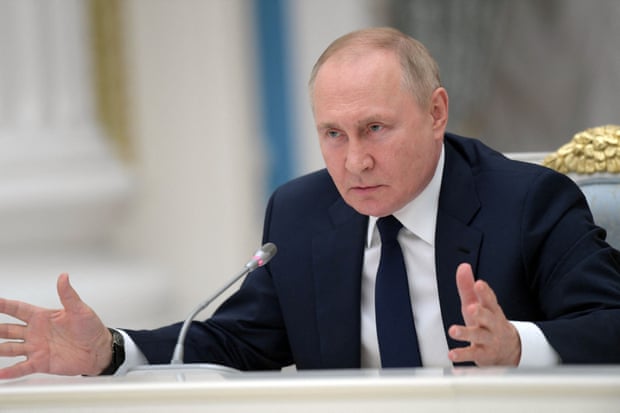 Le président russe Vladimir Poutine lors d'une réunion avec des dirigeants parlementaires à Moscou.