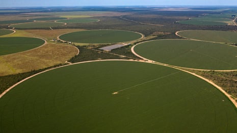 The central pivot irrigation system used in soya plantations to increase the number of annual harvests uses a large amount of water.