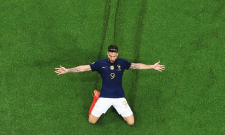 Olivier Giroud de France célèbre après avoir marqué contre la Pologne.