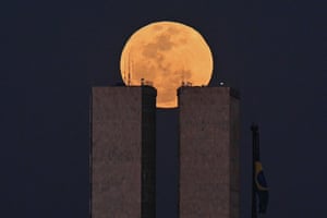 Ana görsel: Mavi süper ay, 19 Ağustos 2024'te Brezilya'nın Brasilia kentindeki Ulusal Kongre'nin arkasında yükseliyor. Fotoğraf: André Borges/EPA