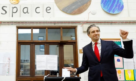 Taoiseach Simon Harris vota nas eleições parlamentares da União Europeia e nas eleições locais da Irlanda, na cidade de Delgany, no condado de Wicklow, em 7 de junho.