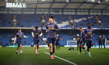 Son Heung-min and his Tottenham teammates warm up before the match.