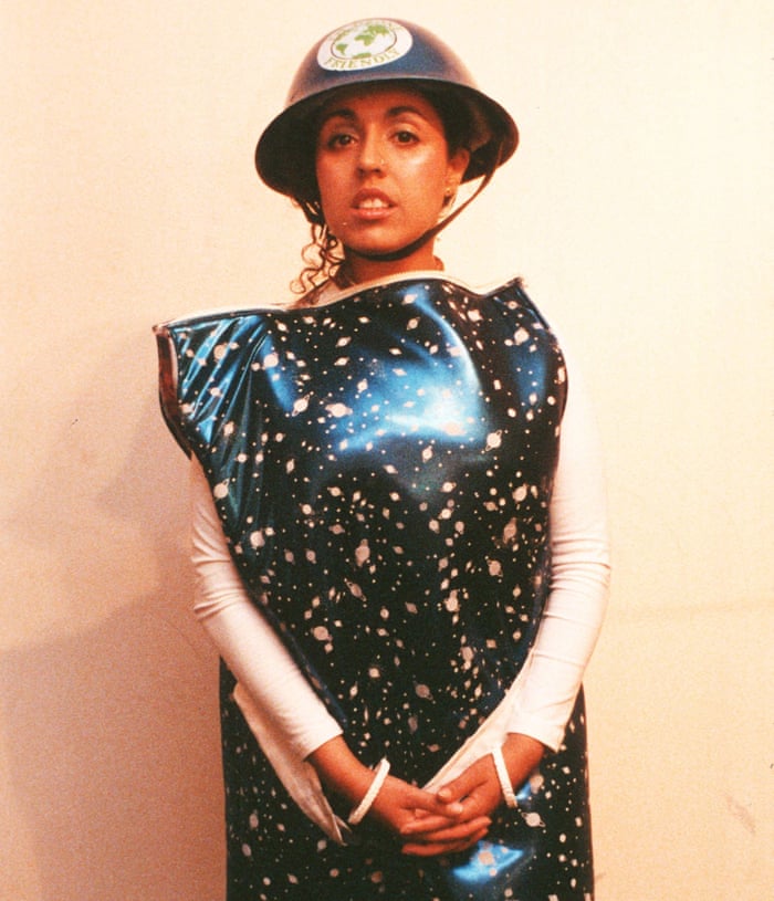 Poly Styrene com um de seus figurinos conceituais em 1991.