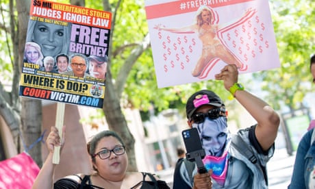 Britney Spears rajongói és támogatói a múlt héten az LA megyei bíróság előtt. Az énekesnő azt sugallta, hogy végső soron azt akarja, hogy szűnjön meg a konzervatórium, de jelenleg elsődleges célja, hogy kiszorítsa apját a szerepéből.