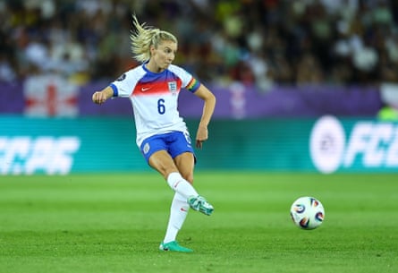Leah Williamson playing for England