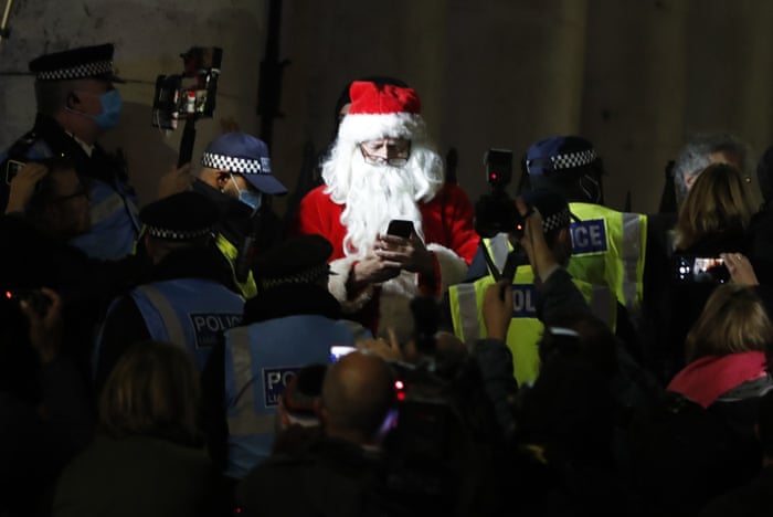 Hindu Goddesses Golden Ginkgos And After Hours Revellers Thursday S Best Photos News The Guardian Holiday Stroll Nashua 2022