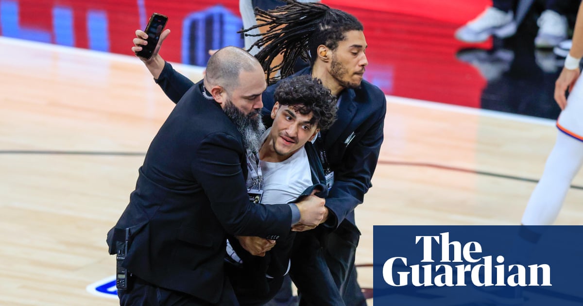 تم منح المشجعين حظرًا مدى الحياة بسبب سيلفي ويمبانيا بينما تنظر NBA في حادث برونson تم منح المشجعين حظرًا مدى الحياة بسبب سيلفي ويمبانيا بينما تنظر NBA في حادث برونson