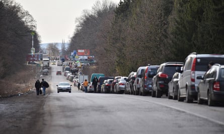 A long line of Ukranian cars queue at a border crossing