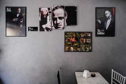 Dozzine di poster adornano le pareti del caffè, raffiguranti Don Corleone, anche se nessuna scena del film è mai stata girata lì.