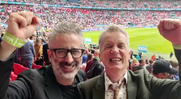 David Baddiel et Frank Skinner célébrant pendant la campagne de l'Euro en Angleterre.