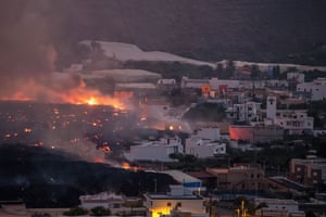 Lava destroys homes arsenic it reaches La Laguna
