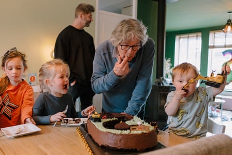 Einar Njiokiktjien (71), eats birthday cake together with his grandchildren on the 22 April 2023. It is the second birthday of his grandson Loek (r), which they are celebrating in Vlijmen, the Netherlands