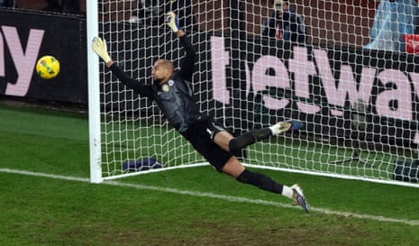 Chelsea keeper Robert Sánchez makes a diving save with his right hand.