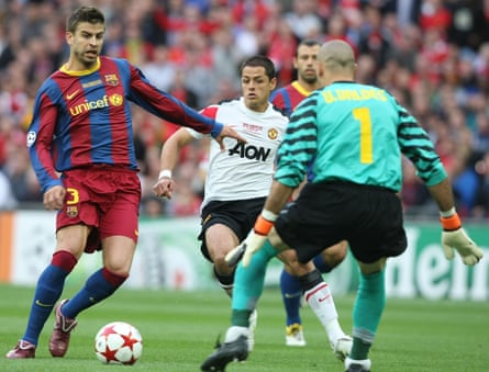 Barcelona's Gerard Piqué passes the ball back to Víctor Valdés