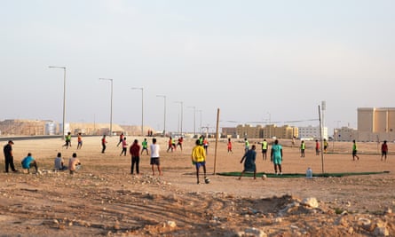 Les joueurs du Mazrouah FC participent à un derby entre eux lors d'une séance d'entraînement.