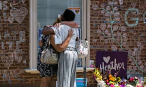 Οι θρήνοι αγκαλιάζουν έξω από το κτίριο όπου η Heather Heyer σκοτώθηκε από ένα αυτοκίνητο που οδηγούσε ένας λευκός υπερασπιστής, στο Charlottesville της Βιρτζίνια.