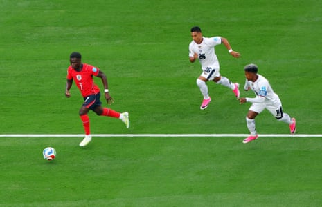 Bukayo Saka runs away from Jorge Gutierrez and Yoel Barcenas.