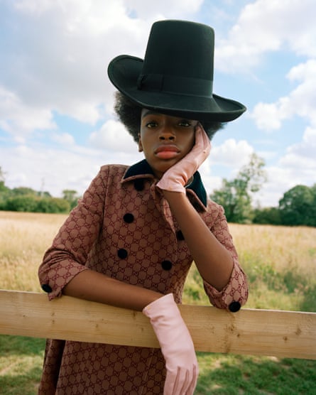 Girl in a Top Hat, 2020, da Anthesis, mostra di Ijewere alla Huxley-Parlour Gallery.